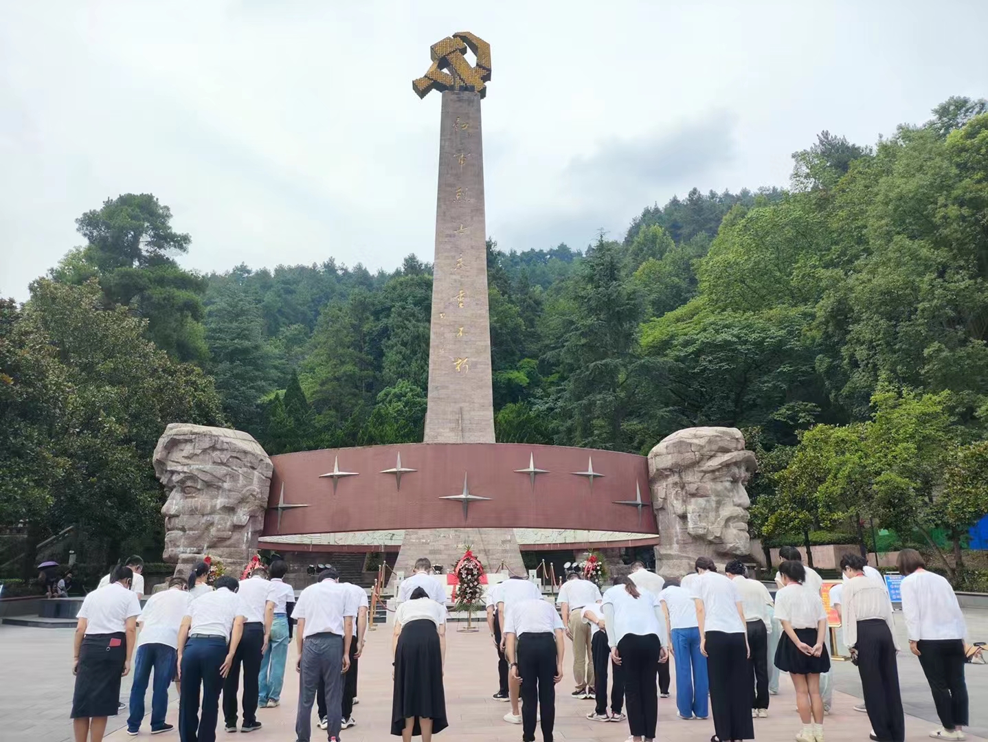 培训班在红军山烈士陵园举行祭奠仪式